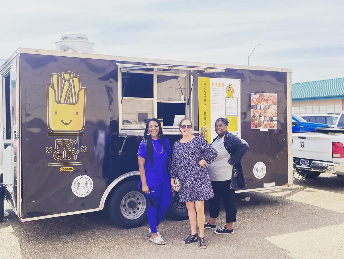 SouthavenMiddle's tweet photo. Our staff loved having the Fry Guy food truck today for lunch! The food was amazing! @fryguymemphis #ChargeTowardExcellence #TeamDCS https://t.co/dLmDvOMRiJ