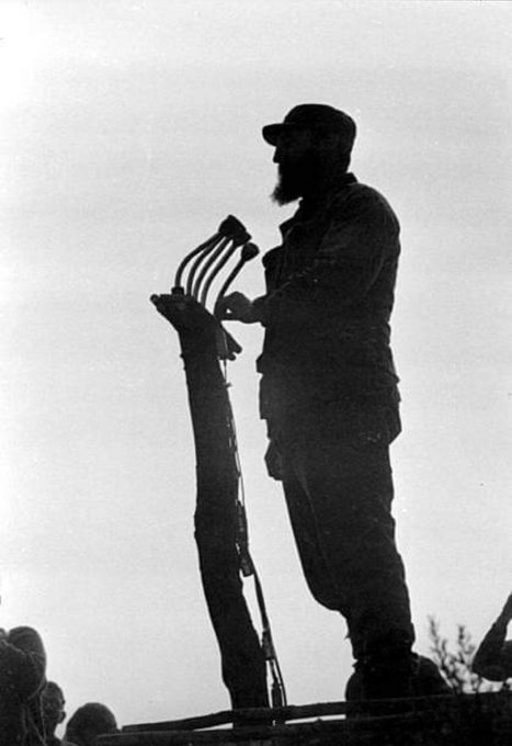 Fidel tiene fortuna,
una sola fortuna: 
estar,
entre nosotros,
por un mundo mejor.  
Qué fortuna mayor. 
Fidel, sin odio y sin hiel,
abre muros
y ventanas.  
Fidel 
Fidel tiene fortuna,
una sola fortuna,
la fortuna de ser, 
Fidel