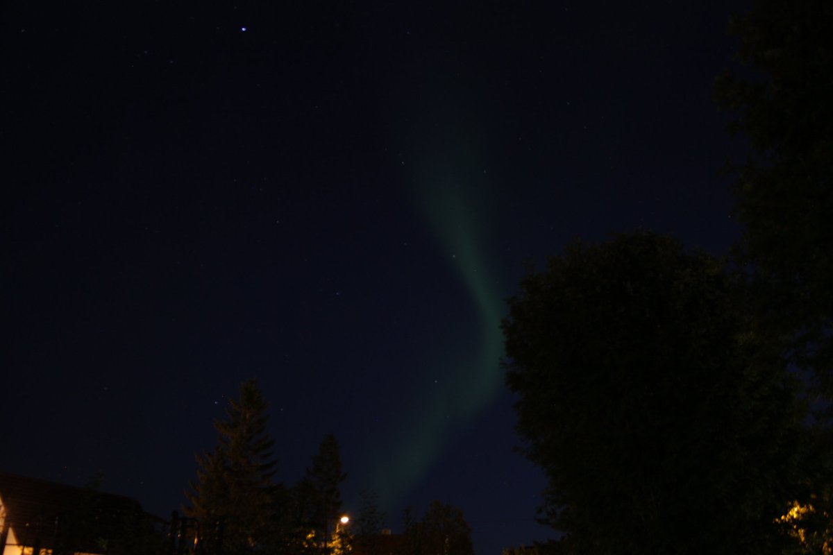 MartinP140387's tweet photo. It's not completely dark in the night, but the northernlights is back. 
#northernlights #Auroraborealis #Tromsø #StormHour https://t.co/x2TVG55Ybu