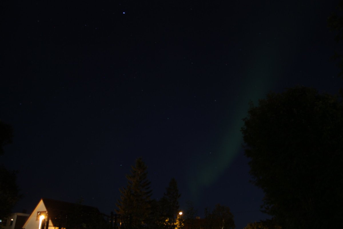 MartinP140387's tweet photo. It's not completely dark in the night, but the northernlights is back. 
#northernlights #Auroraborealis #Tromsø #StormHour https://t.co/x2TVG55Ybu