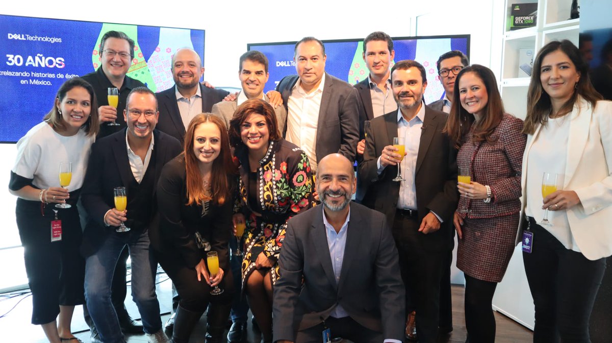 JuanFraAguilar's tweet photo. ¡Hoy pasé un día repleto de celebración y encuentros maravillosos! Revivimos momentos únicos a lo largo de la historia de @DellTechMx junto a todo el equipo que lo sostiene. Por más años de éxitos. Gracias a todos. ¡Venga! https://t.co/HMBTDJzlgI