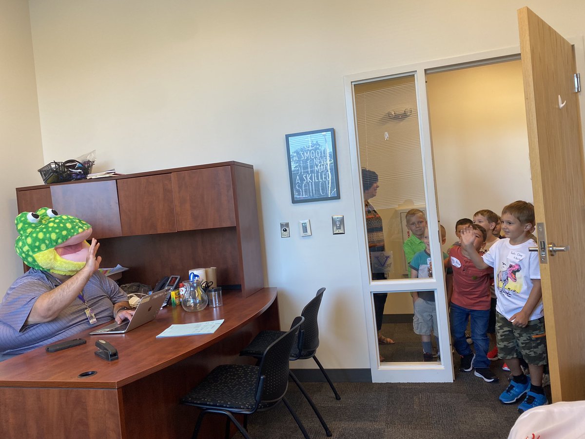 SailorsVES's tweet photo. When the principal hears kindergarten students coming towards his office as part of the first day tour….Surprise! https://t.co/r7bHKDAmoe