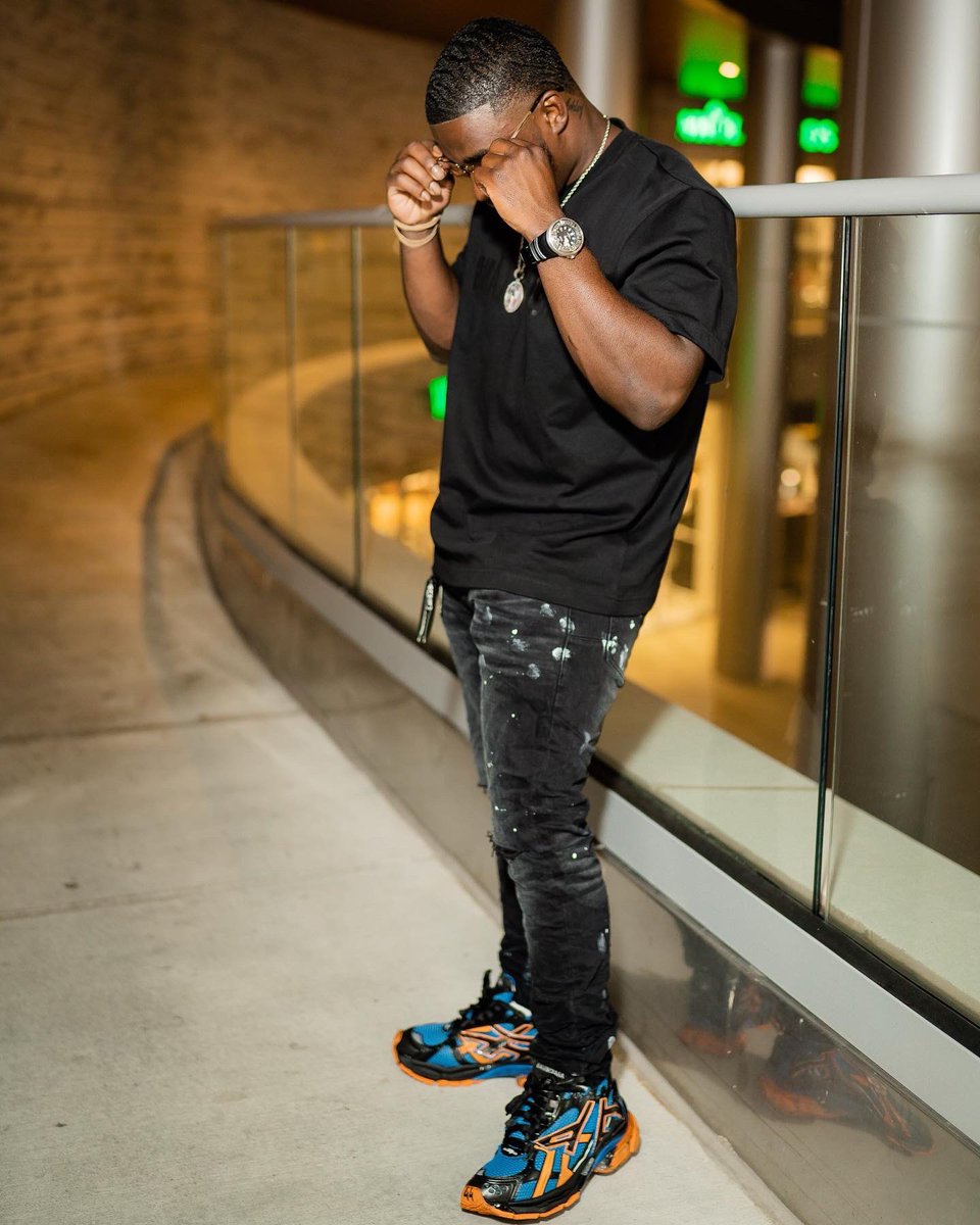 selfmadeblack7's tweet photo. used to couldn't see this far,look how them tables turned It's different when it's given to you All of mines I really earned✨🏚 https://t.co/DBTRwrJmBL