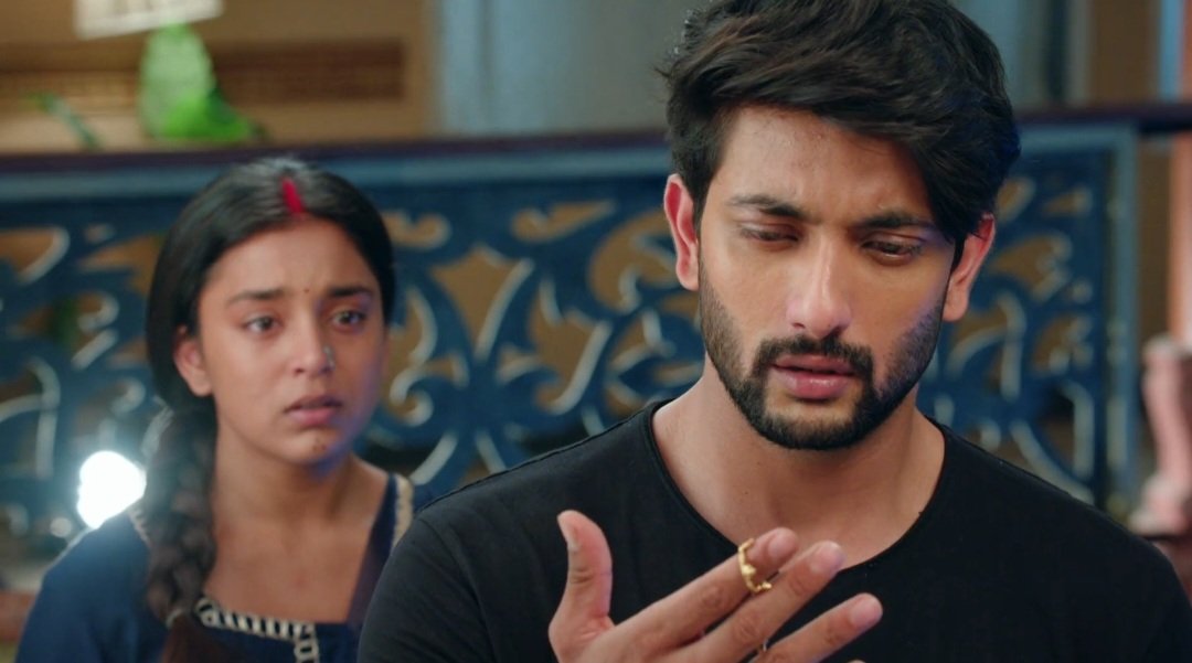 TalksKavi's tweet photo. not uncomfortable anymore if caught off guard staring at her payal;
hugged her tight after the fire;
the smirk on being told she's his mrs;
returns to work for her..
the progression
the mind can forget things, the heart can't stop feeling those emotions
#imle #AryanSinghRathore https://t.co/8twBNXIZGk