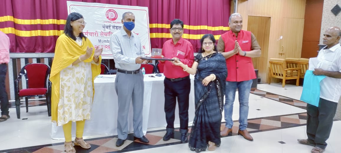 venupnair_nrmu's tweet photo. Few captured glimpses from the retirement function of com. Vishwas Kumbar -LNL branch/com. Bharat Salvi -KYN Loco shed/com. Gupt -CLA M branch/com. Mahtre - Kalwa branch on 01.09.22....🙏🚩🚩🚩🚩 https://t.co/RPeAAQwWL3