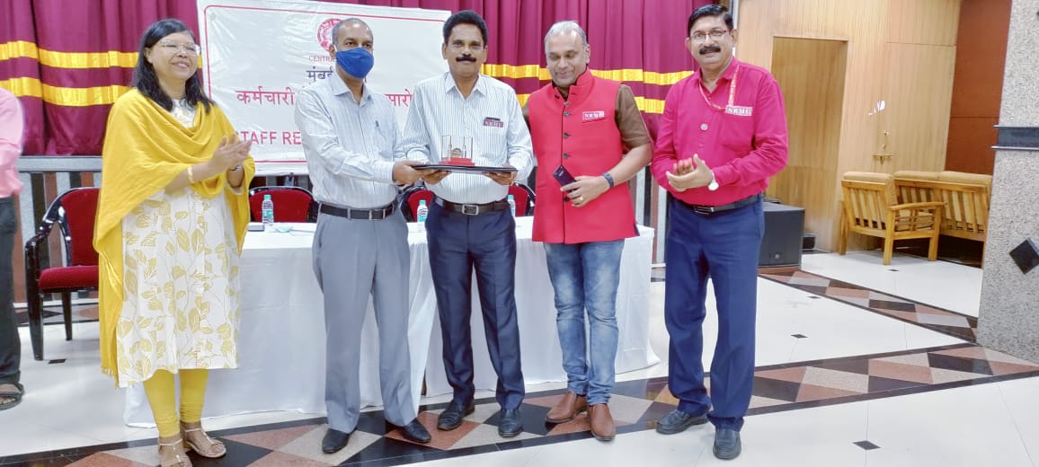 venupnair_nrmu's tweet photo. Few captured glimpses from the retirement function of com. Vishwas Kumbar -LNL branch/com. Bharat Salvi -KYN Loco shed/com. Gupt -CLA M branch/com. Mahtre - Kalwa branch on 01.09.22....🙏🚩🚩🚩🚩 https://t.co/RPeAAQwWL3