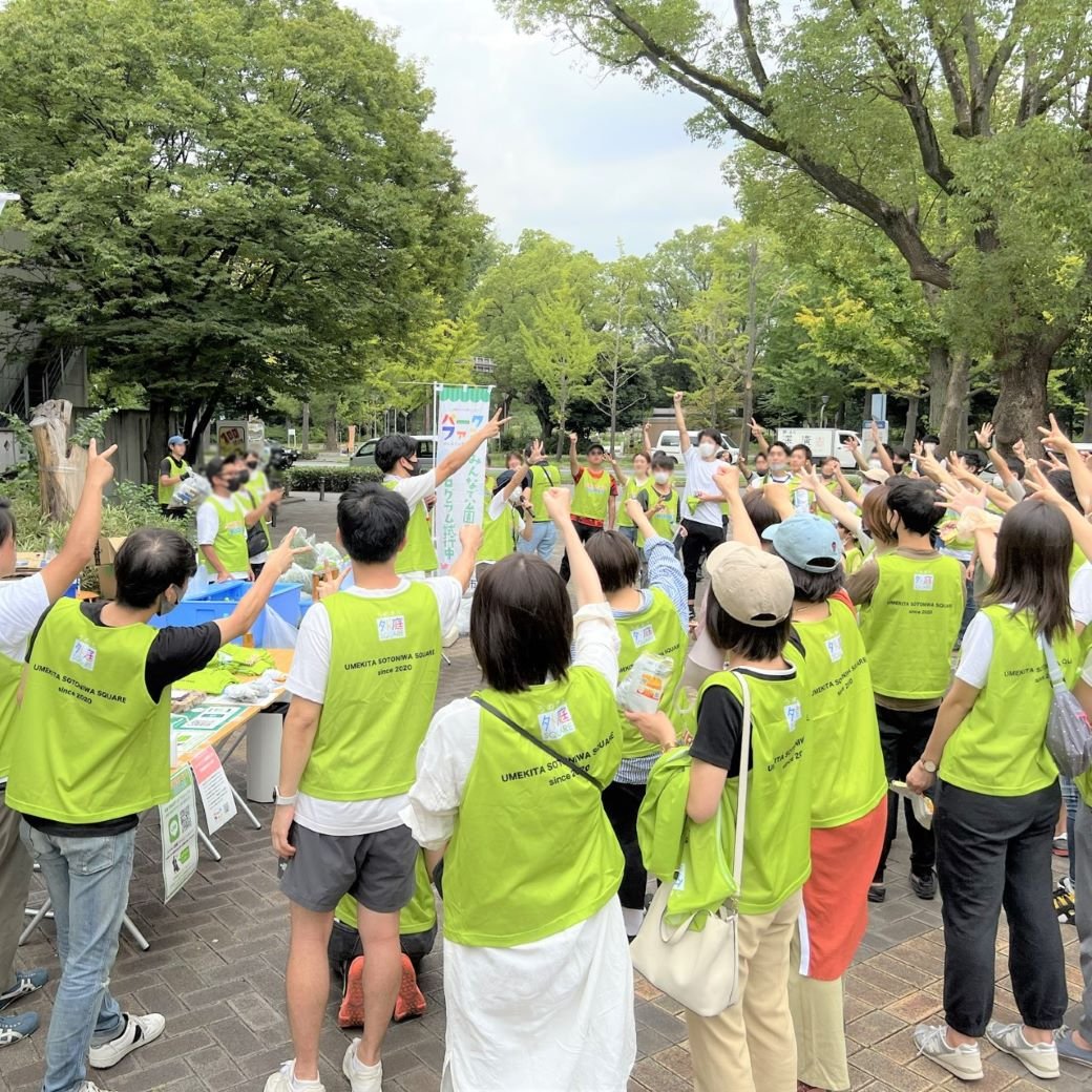 osakacitypark's tweet photo. 8/27に「出張SWEEP UP! PROJECT」開催！朝から約80名の方に参加いただき、チームに分かれて花乃井公園・靭公園の清掃や除草をしました♪「ごみ拾い楽しい！」という声もいただきました！
#パークファン #大阪市 #公園活用  #SWEEPUP #花乃井公園 #靭公園 https://t.co/aE1vghwmU9