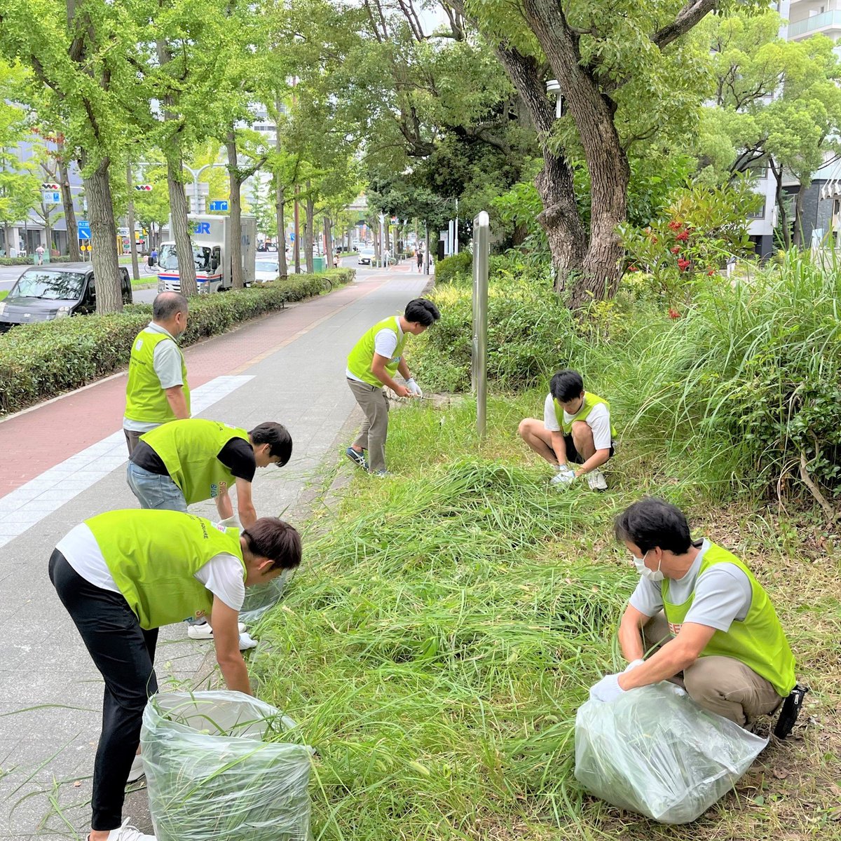 osakacitypark's tweet photo. 8/27に「出張SWEEP UP! PROJECT」開催！朝から約80名の方に参加いただき、チームに分かれて花乃井公園・靭公園の清掃や除草をしました♪「ごみ拾い楽しい！」という声もいただきました！
#パークファン #大阪市 #公園活用  #SWEEPUP #花乃井公園 #靭公園 https://t.co/aE1vghwmU9