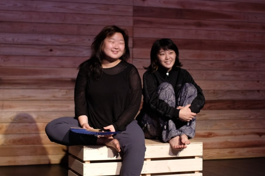 台湾チームのメンバーは台湾の演出家 陳仕瑛（スーイン）さん、韓国の俳優 서예은/ソ・イェウン（ユニ）さん、日本の俳優 堀春菜（ナナ）さん。初めはさまざまな不安がありましたが、2週間生活と創作を共にして素敵な仲間になっています。関係性は言語なしでも育まれるんだと学ぶ時間でもありました。