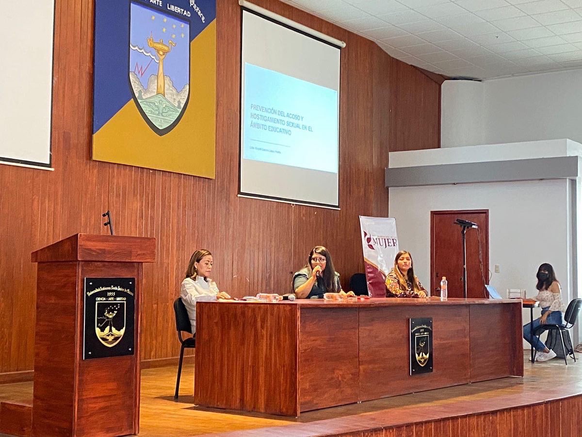 IMMOax's tweet photo. Con el objetivo de implementar mecanismos de actuación eficaz que coadyuven a erradicar la violencia, se impartió la plática "Prevención del Acoso y Hostigamiento Sexual en el Ámbito Educativo" a la comunidad estudiantil de la Facultad de Derecho y Ciencias Sociales #UABJO. https://t.co/bNAhW0mFve