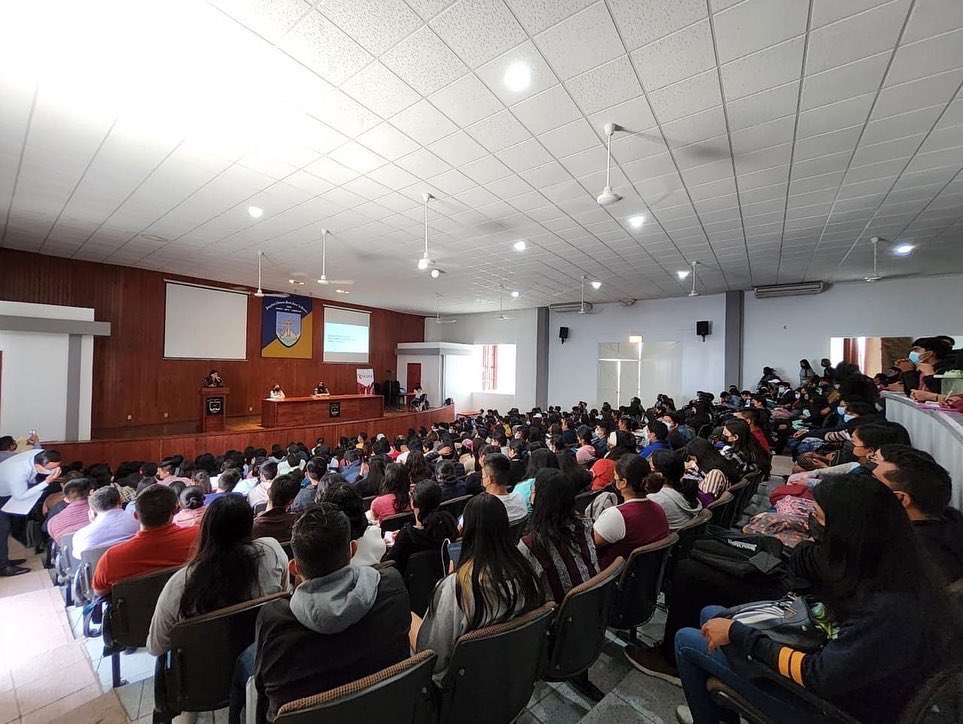 IMMOax's tweet photo. Con el objetivo de implementar mecanismos de actuación eficaz que coadyuven a erradicar la violencia, se impartió la plática "Prevención del Acoso y Hostigamiento Sexual en el Ámbito Educativo" a la comunidad estudiantil de la Facultad de Derecho y Ciencias Sociales #UABJO. https://t.co/bNAhW0mFve
