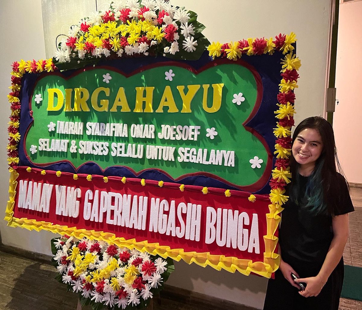 umayshhhhb's tweet photo. Diancam tidak diajak berbicara lagi oleh kekasihnya, seorang pria akhirnya merilis kembali unggahan ucapan ulang tahun sebab kekasihnya berkata "yg kemaren apus gw jelek bgt". Pria itupun hanya bisa mengangguk dan kembali berkata "RIBET❤️"

@inarahsyarafina https://t.co/RwbAneGSVK