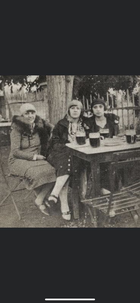 Günaydın yıldız tozları✨ Aşağıdaki foto 1940’ lardan. Ben bu yıllara ışınlanmak istiyorum. Bıktım bu iğrenç yüzyıldan artık. Her şey sahte, her şey abartılı. Sizce de o yıllar çok mütevazı ve naif değil mi? Ben mi eski kafayım bu yaşta ?
#hayat 
#BİRUMUTTURYASAMAK 
#eskiyıllar