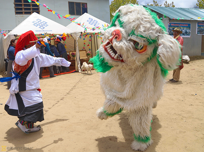 narimagazine's tweet image. विश्वकै अग्लो शिखर सगरमाथा । सगरमाथा
आरोहणको प्रवेशद्वार नै सोलुखुम्बुको लुक्ला हो । बेस क्याम्प र
आसपास जाने यात्रु त्यहाँ पुग्नैपर्छ । यति मात्रै होइन, लुक्लामाथि
रहेको नाम्चे बजार पुग्ने पर्यटकको प्रवेशद्वार पनि लुक्ला हो ।
तस्बिर : मनोज पौडेल
#photofeature