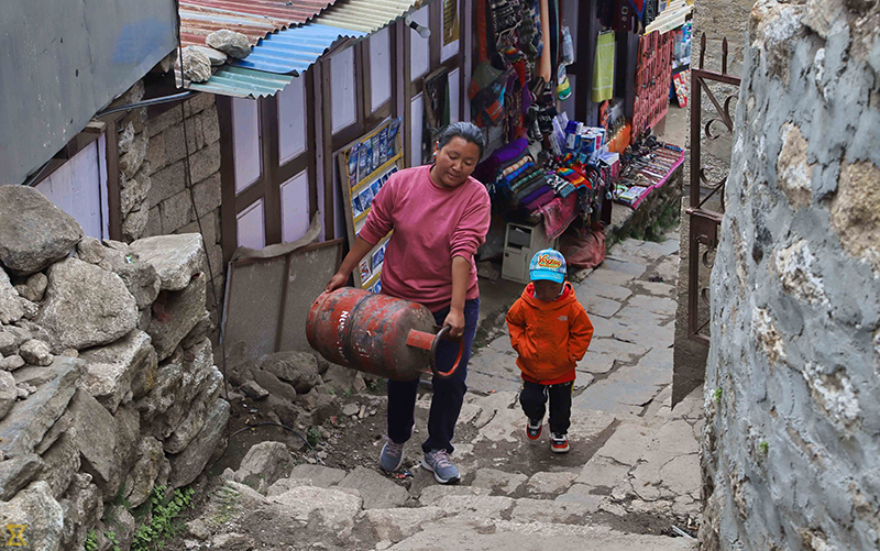 narimagazine's tweet image. विश्वकै अग्लो शिखर सगरमाथा । सगरमाथा
आरोहणको प्रवेशद्वार नै सोलुखुम्बुको लुक्ला हो । बेस क्याम्प र
आसपास जाने यात्रु त्यहाँ पुग्नैपर्छ । यति मात्रै होइन, लुक्लामाथि
रहेको नाम्चे बजार पुग्ने पर्यटकको प्रवेशद्वार पनि लुक्ला हो ।
तस्बिर : मनोज पौडेल
#photofeature