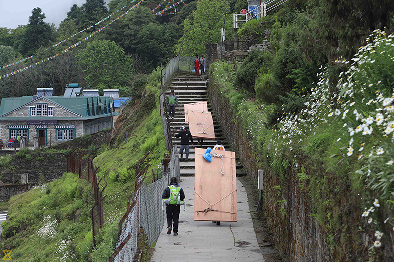 narimagazine's tweet image. विश्वकै अग्लो शिखर सगरमाथा । सगरमाथा
आरोहणको प्रवेशद्वार नै सोलुखुम्बुको लुक्ला हो । बेस क्याम्प र
आसपास जाने यात्रु त्यहाँ पुग्नैपर्छ । यति मात्रै होइन, लुक्लामाथि
रहेको नाम्चे बजार पुग्ने पर्यटकको प्रवेशद्वार पनि लुक्ला हो ।
तस्बिर : मनोज पौडेल
#photofeature