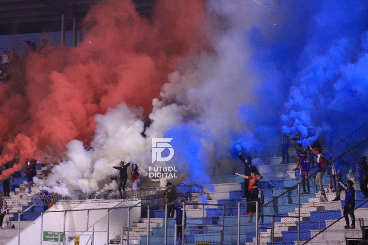 Aquí no importa si ponen un clásico un jueves, si las entradas están caras o si llueve. Prometimos estar una VIDA A TU LADO y mientras Dios nos lo permita, estaremos alentando y llenando de color la grada. 

¡OLIMPIA Y NADA MÁS! 🦁🇫🇷😍

PD: gracias Futbol Digital por la postal.📸