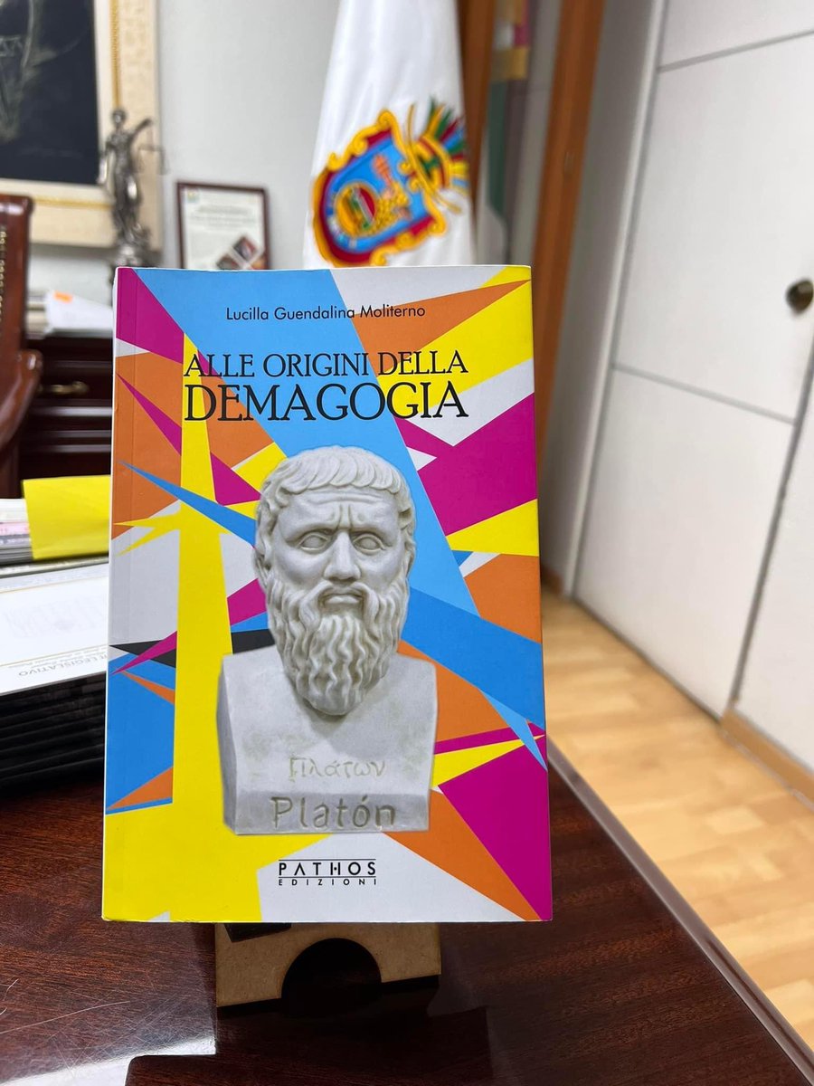 AdrianChavezG5's tweet photo. Grazie mille cara @prodriguezp per avermi portato questo fantastico libro dall'Italia.
Grazie all'autrice @LLLggMMM per la dedica. 🇲🇽😍 https://t.co/GdcbWeGNG6