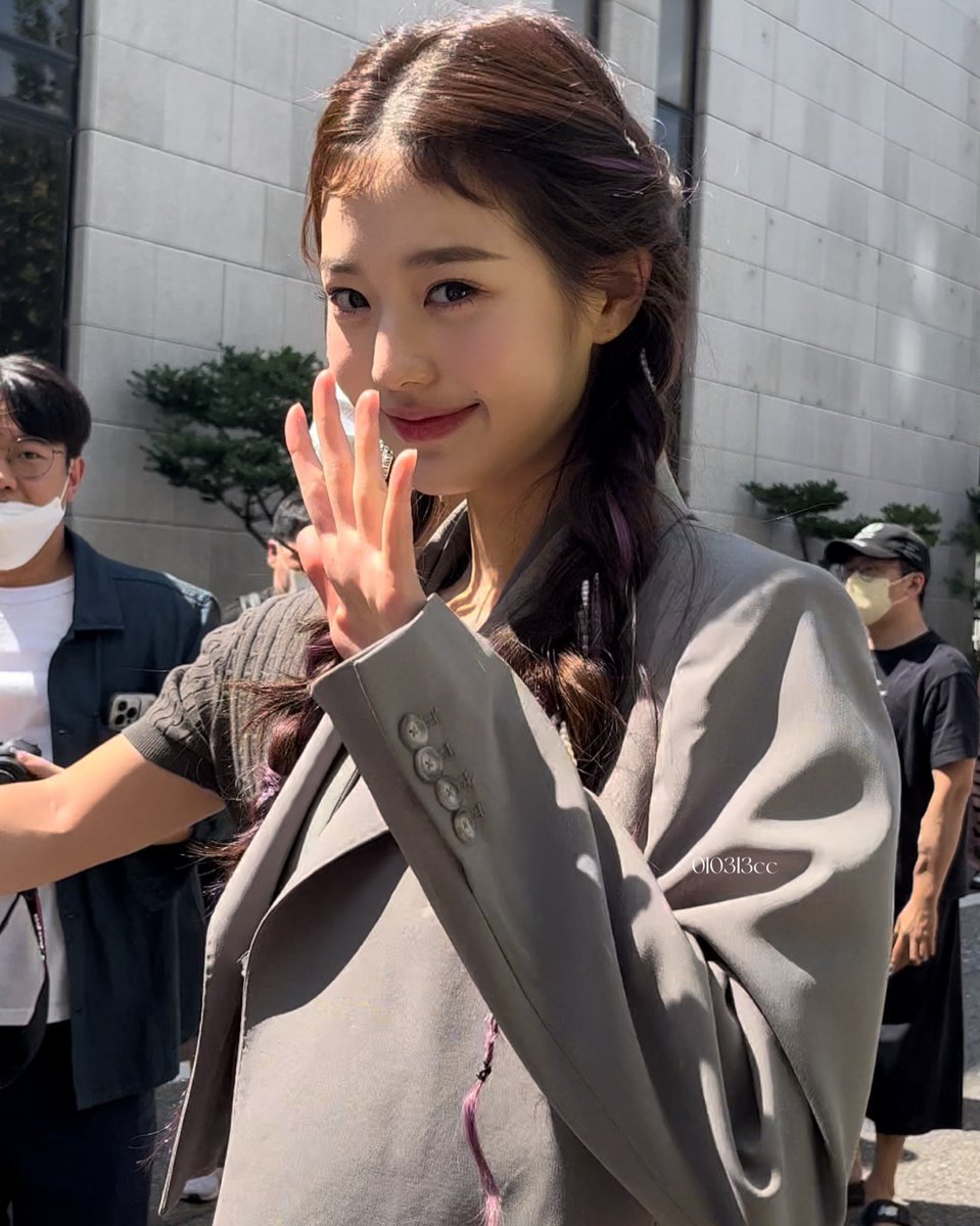 ivepics_'s tweet photo. miumiu girl 🤍 https://t.co/b4WfU66gvZ