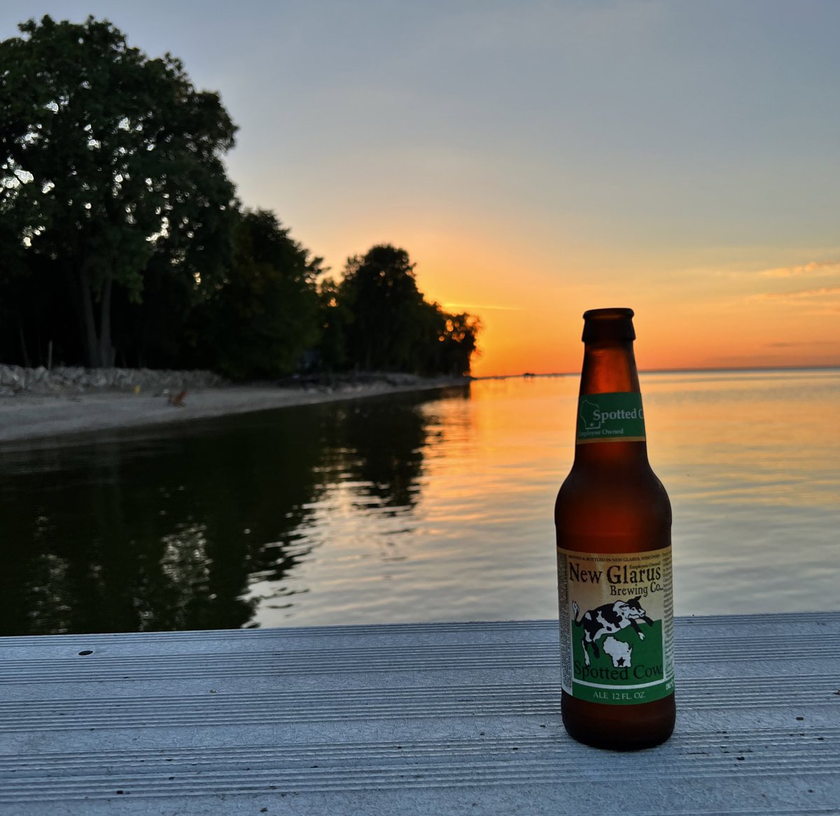 MarchandMolly's tweet photo. Made back in time for the sunset - it’s late enough in the year that it will barely peek around #PointComfort #BayofGreenBay https://t.co/uBbrowvsJA