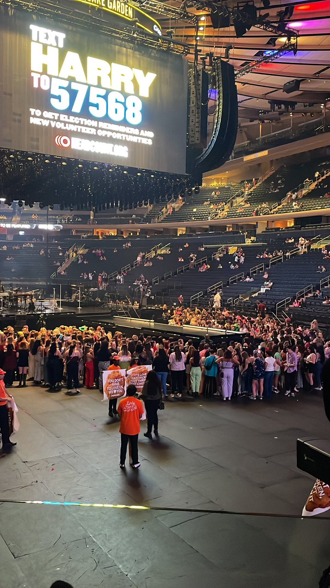 why is popeyes doing promo in the hslot pit???? 😭😭😭😭