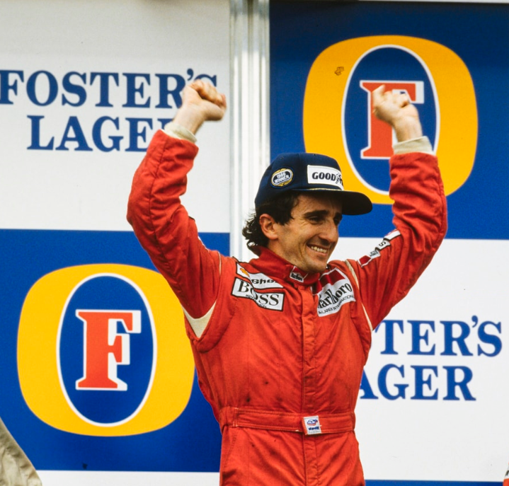 Formula1Verse's tweet photo. BANDEIRADA - 🏁🇵🇹

- @ProstF1v (@Mclaren_WF1) praticamente dá uma aula de pilotagem e VENCE DE MANEIRA CATEGORICA O GRANDE PRÊMIO DE PORTUGAL!!!
- Festa para @RMorenoF1V (@Brabham_F1V) que conquista seu primeiro pódio na categoria!! https://t.co/9XN5ZQvhaH