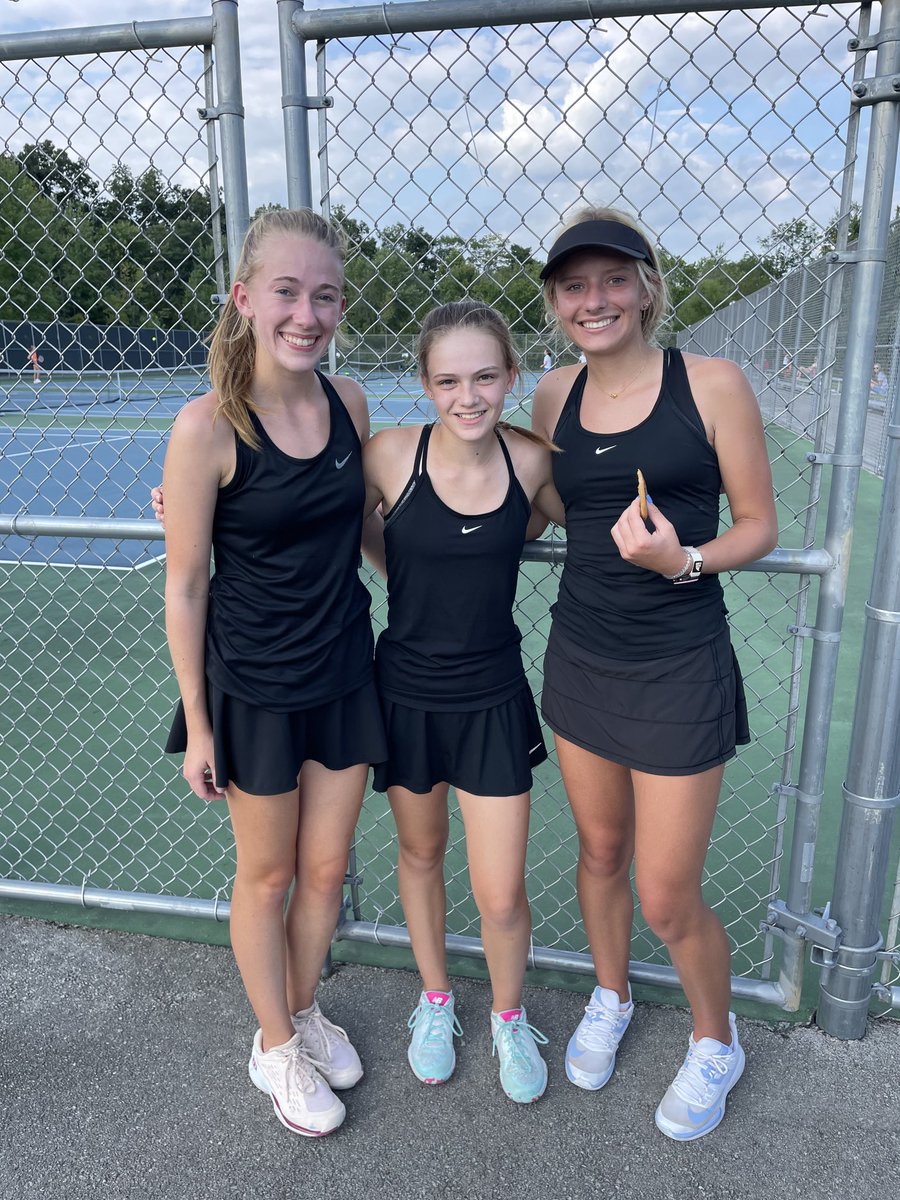 LPawTennis's tweet photo. Another great win for both Varsity and JV tennis against Wyoming 🎾 Thankful for all our fans 🧡🖤🎾 ⁦@LovTigers_AD⁩ ⁦@LovelandTigerAD⁩ https://t.co/RrsONNNS2F