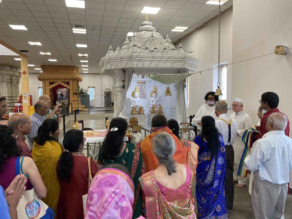 Munilokesh's tweet photo. अमेरिका सिएटल में पर्युषण महापर्व सम्पन्न कर पूज्य आचार्य डॉ लोकेशजी के दस लक्षण महापर्व हेतु कनाडा वैंकूवर प्रस्थान के अवसर पर बौथेल हिन्दू टेम्पल में तीर्थंकर भगवान की प्रतिमा जी व श्रद्धालुओं के समक्ष आचार्यश्री का संक्षिप्त उद्बोधन #Jainism #Jain https://t.co/Qx6XcQLvr4