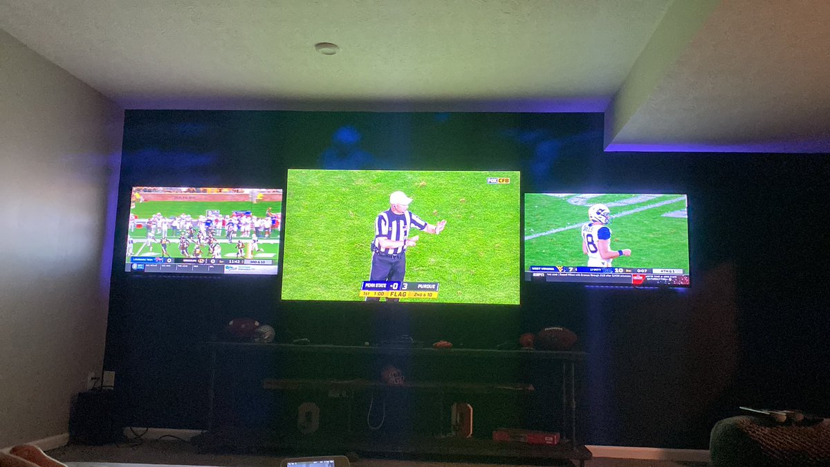 _terry_love_'s tweet photo. 🙌🏼 college football is back!!! https://t.co/FclQsavjL1