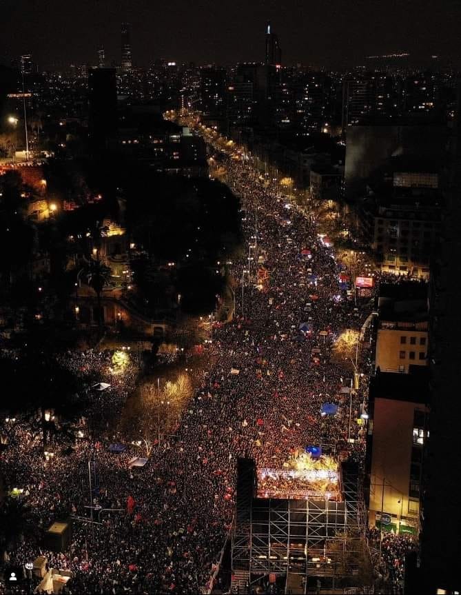 AriehMedina's tweet photo. Recebi agora do companheiro @_18deoctubre 

Povo chileno nas ruas pelo #Apruebo4deSeptiembre 

América Latina de pé! #LulaPresidente13 

Avisa, avisa, avisa que camina
La espada de Bolívar por América Latina https://t.co/SfvT29Uquo