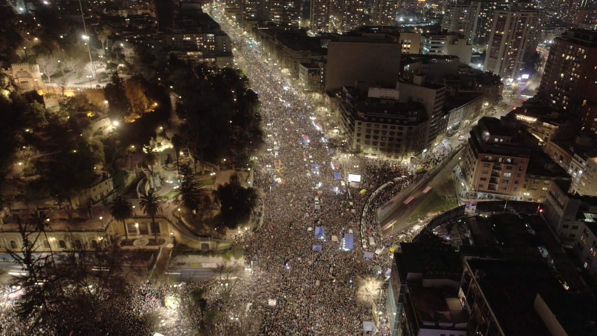 Acabo de registrar el cierre de campaña del #Apruebo y no tengo palabras para la enorme fuerza que se ve en las calles.
