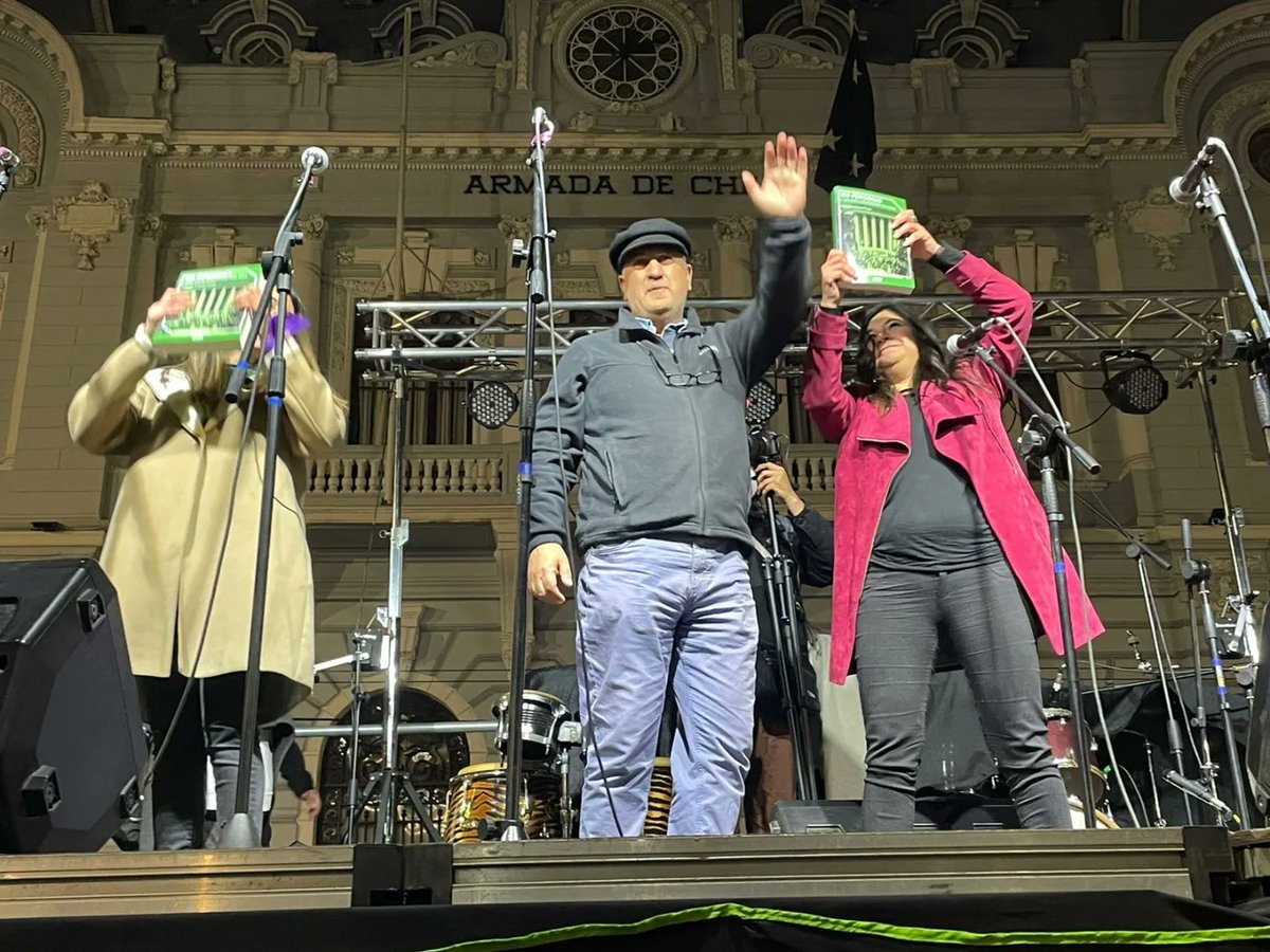 EstallidoC's tweet photo. ESTUVIMOS PRESENTE! 📚💚

Con nuestro libro sobre la Nueva Constitución en el evento oficial de Cierre del Apruebo en Plaza Sotomayor.

Gracias!!!!

@trolecl https://t.co/AJNUGxj92N