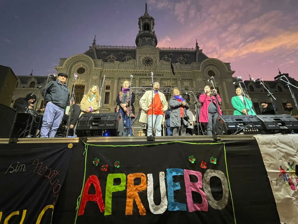 EstallidoC's tweet photo. ESTUVIMOS PRESENTE! 📚💚

Con nuestro libro sobre la Nueva Constitución en el evento oficial de Cierre del Apruebo en Plaza Sotomayor.

Gracias!!!!

@trolecl https://t.co/AJNUGxj92N