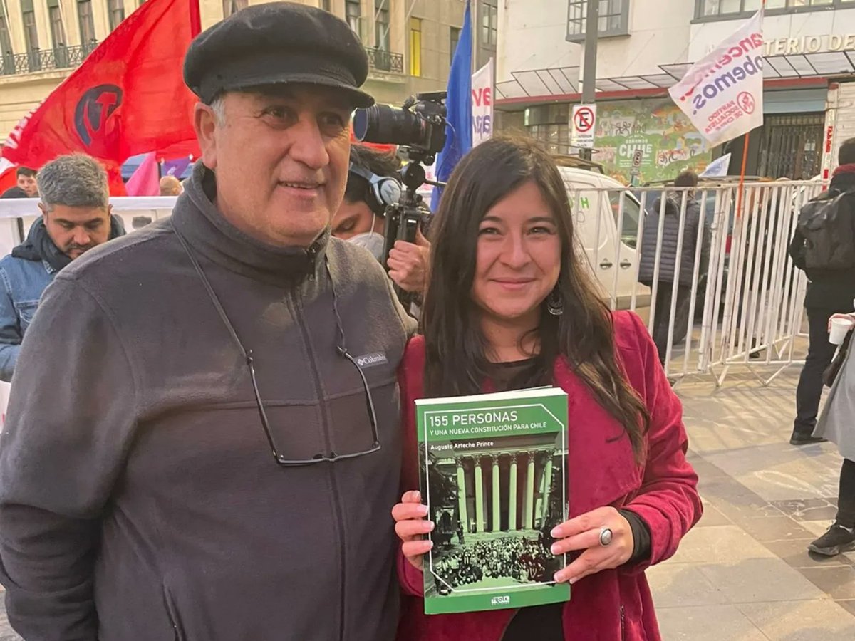 EstallidoC's tweet photo. ESTUVIMOS PRESENTE! 📚💚

Con nuestro libro sobre la Nueva Constitución en el evento oficial de Cierre del Apruebo en Plaza Sotomayor.

Gracias!!!!

@trolecl https://t.co/AJNUGxj92N