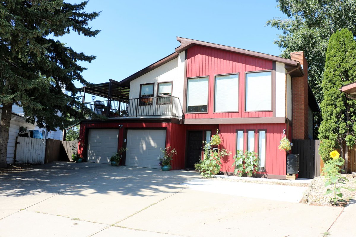 Michell2Sell's tweet image. New Listing!!  3 bdrm + den/2 bath home plus a one bdrm LEGAL  basement suite!  Gardeners haven backyard...  all in a quiet keyhole close location!  Like a private acreage in the city!  #Michelle2Sell #MortgageHelper