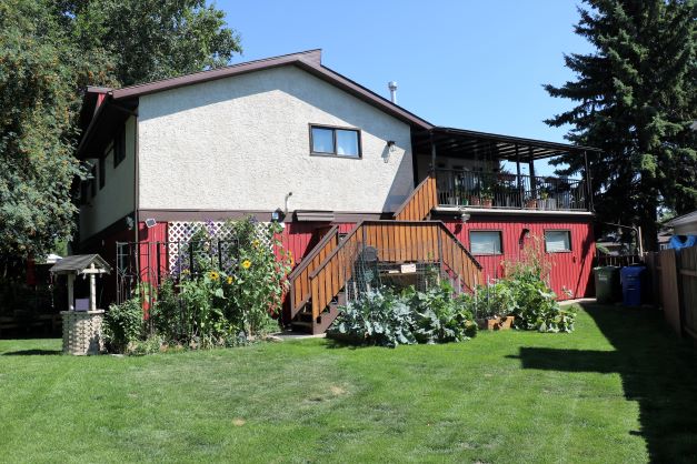 Michell2Sell's tweet image. New Listing!!  3 bdrm + den/2 bath home plus a one bdrm LEGAL  basement suite!  Gardeners haven backyard...  all in a quiet keyhole close location!  Like a private acreage in the city!  #Michelle2Sell #MortgageHelper