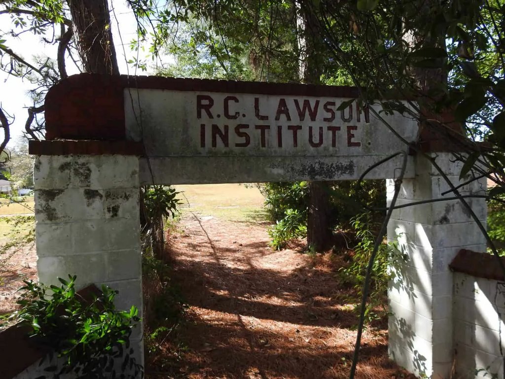 Route1V's tweet photo. "Hidden behind a chain-link fence and foliage stands a crumbling brick wall, topped with a sign that reads “R.C.” Lawrence Institute." Follow link for full view
https://t.co/qMeQPodwnr
#usroute1 #route1views #roadtrip #travel #explore #trip #africanamerican #blackhistory https://t.co/AydjdYUh3A