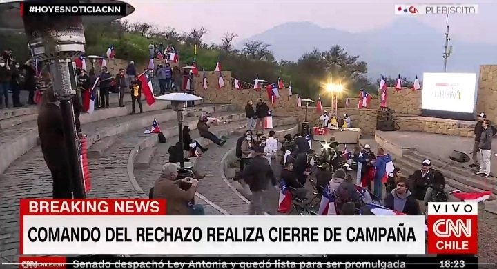 Sebesflow's tweet image. Un grupo cerrado en lo alto de un cerro, flameando banderas en la noche. El rechazo cierra campaña como en Chacarillas el 77 #CierredeCampaña #Apruebo4deSeptiembre