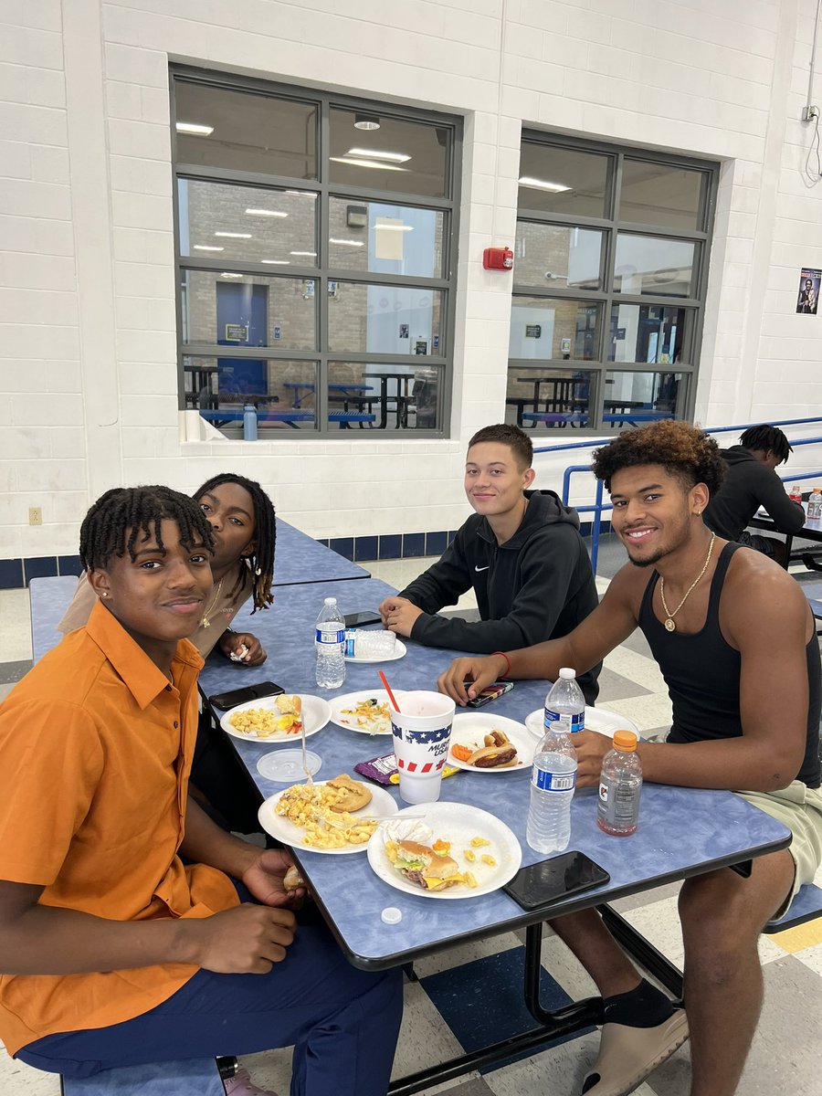 cmlerma01's tweet photo. Getting our Buffs fed before we head out tomorrow to Del Valle High School!  Thank you Clarence for starting us off with a prayer and blessing 💙💛 #BewareOfTheStampede 🦬🦬🦬#WinTheDay #DefendTheBrand @SamuelClemensHS @scbuffalostrong @ClemensBuffsFB https://t.co/Jfldam9HWZ