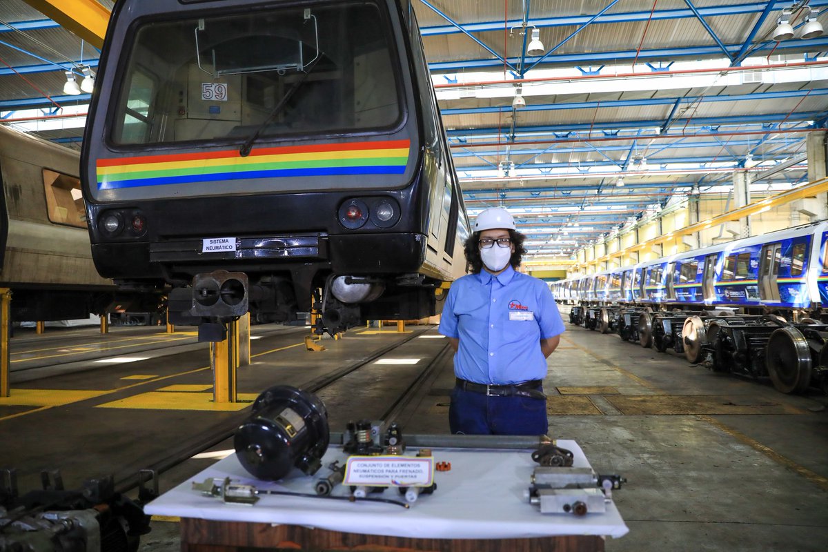 NicolasMaduro's tweet photo. ¡Arrancó el Plan especial “Metro ¡Se Mueve Contigo!”! Con la inventiva y el compromiso de mis hermanos y hermanas, vamos a lograr recuperar, rehabilitar y optimizar todos los espacios del Sistema Metro de Caracas, para convertirlo en una referencia mundial. https://t.co/5rYSAaiXYc
