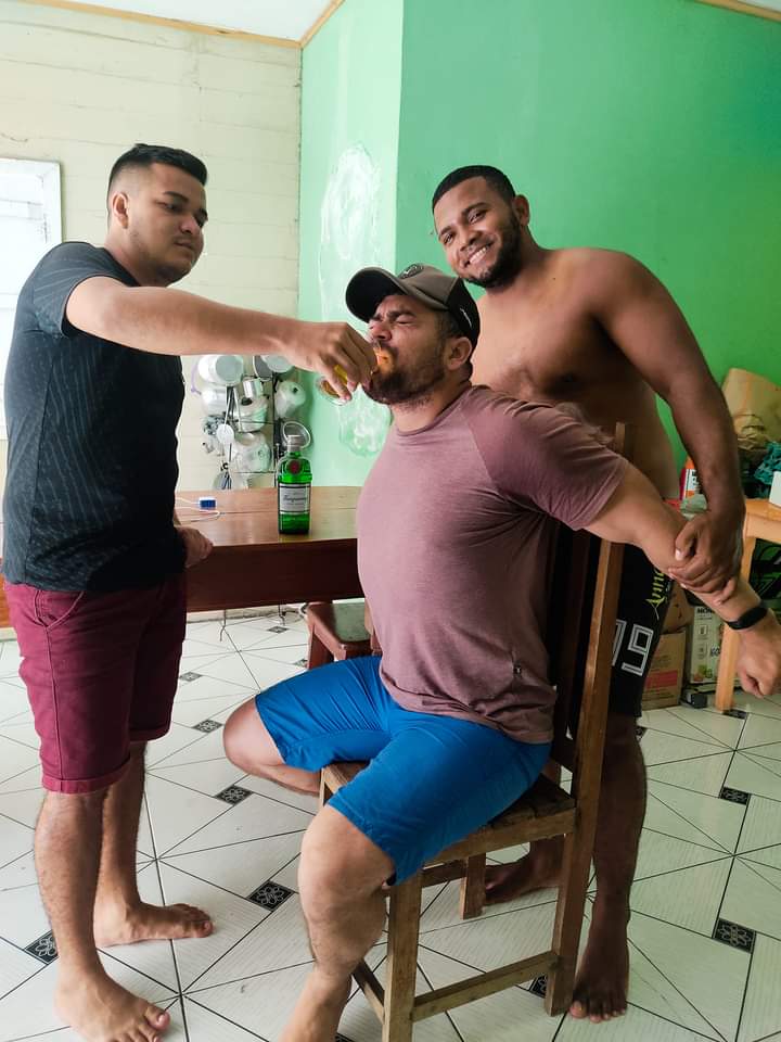Ana98720050's tweet photo. Minha mãe: Até parece que teus amigos te obrigam a beber.

Meus "amigos": https://t.co/ddzbSLrDnN