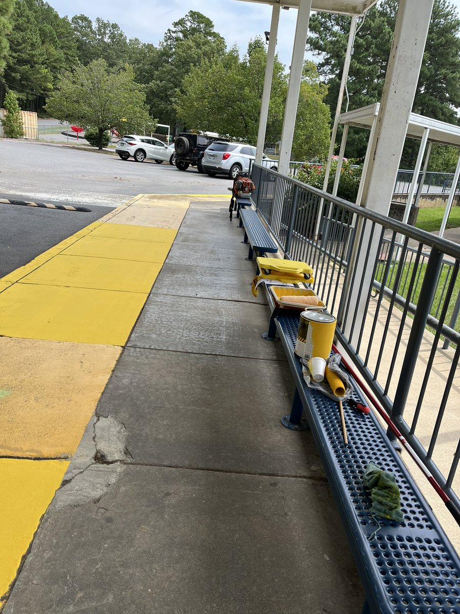 @WestHillsLRSD Coach Kennedy and Ms. Tribett painted our sidewalk today!! Thank you for taking time to spruce up our school! #LRSDPowerofUS #ReimaginingLRSD @DrJermallWright @dlsmith1221 #SoaringToNewHeights