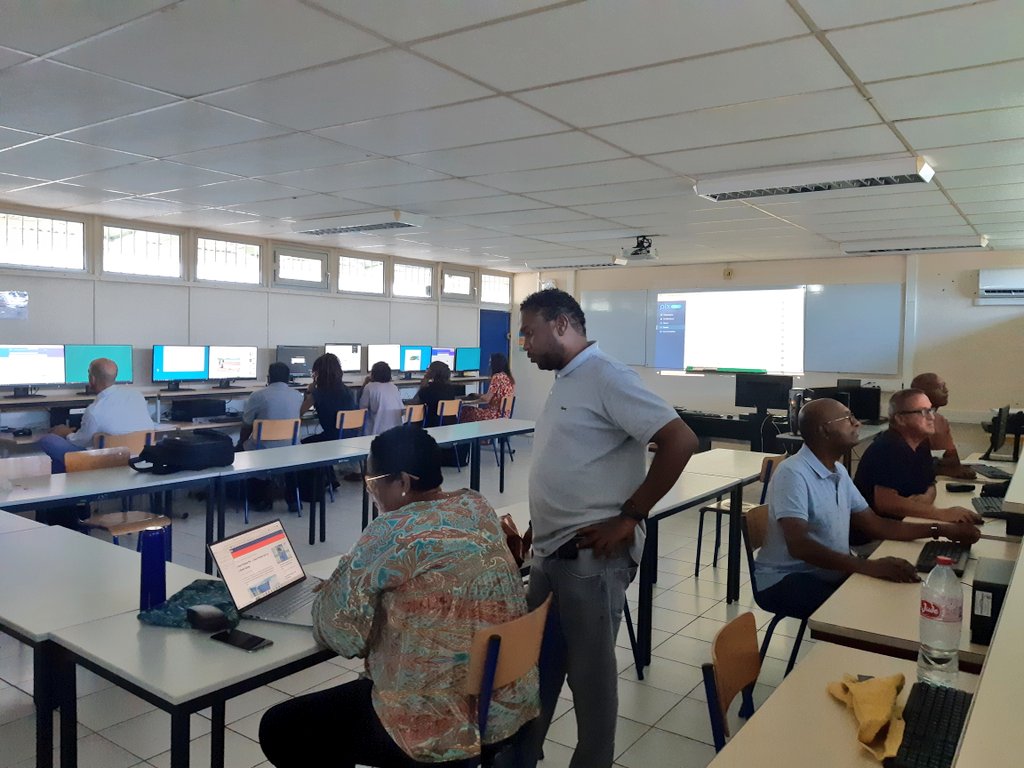GertyLycee's tweet photo. La rentrée des enseignants se poursuit au #lpga avec une matinée d'échanges sur les filières, les axes du projet d'établissement et les conseils d'enseignement.
Puis un après-midi riche autour du numérique avec des ateliers sur l'ENT, @Pronote et @Pix_officiel. https://t.co/IigqrQEPok