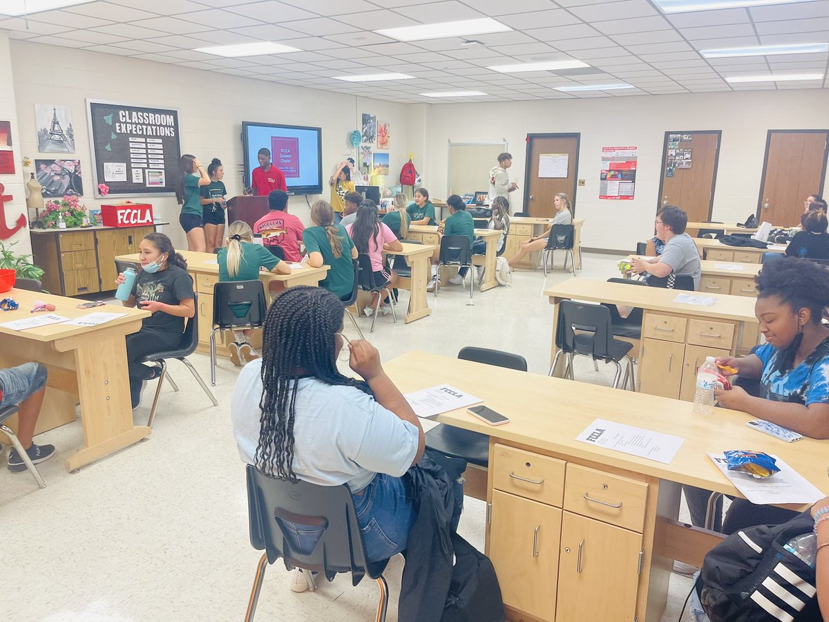 acasonsclass's tweet photo. First FCCLA meeting in the books!!!! Looking forward to a wonderful year!!❤️
#fccla #diamondchapter https://t.co/lfoG1jrB27