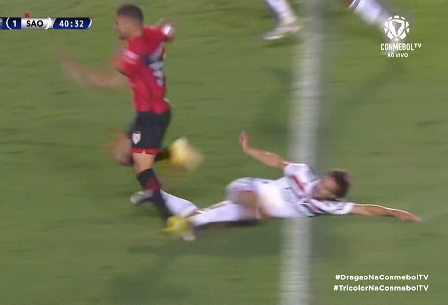 desimpedidos's tweet photo. 40 minutos do 1 tempo, bola no meio campo e vc já tem 1 cartão amarelo

O que fazer? SENTA A BOTA NO JOGADOR DO OUTRO TIME https://t.co/hJzuKyHxvB