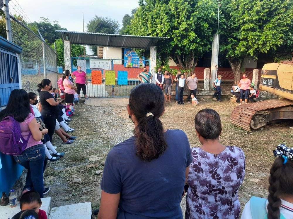 Keymit03's tweet photo. @SEPGobPue @AuditorioMetPue @DIFGobPue El día lunes  29 de agosto fueron tomadas las instalaciones de la escuela primaria oficial 5 de mayo de la comunidad de  Progreso de Allende  Pantepec Puebla,  (mejor conocido como Rancho Nuevo) ya  que  la SEP sólo  está  enviando a dos maestros para cubrir  los 6 grados. https://t.co/p8iXkGXfYW