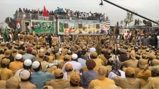 چار وزارتیں ملنے کے بعد اسلام محفوظ، مہنگائی ختم، جمہوریت بحال اور اسمبلی بھی اصلی ہو گئی، پس جنگ اسلام کی نہیں بلکہ اسلام آباد کی تھی۔
پاکستان کی تاریخ کےبدترین سیلاب کے دوران کسی نے اگر اس عظیم فورس کو متاثرین کی مدد کرتےہوئے کہیں دیکھا ہے تو ضرور آگاہ کیجیۓ گا۔ 

تلاش گمشدہ 👇