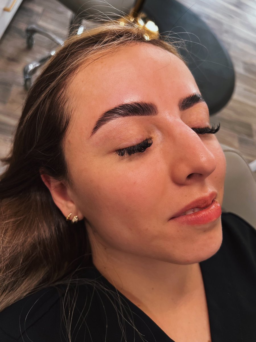 alitheah's tweet image. Just out here slaying brows and being a weirdo.