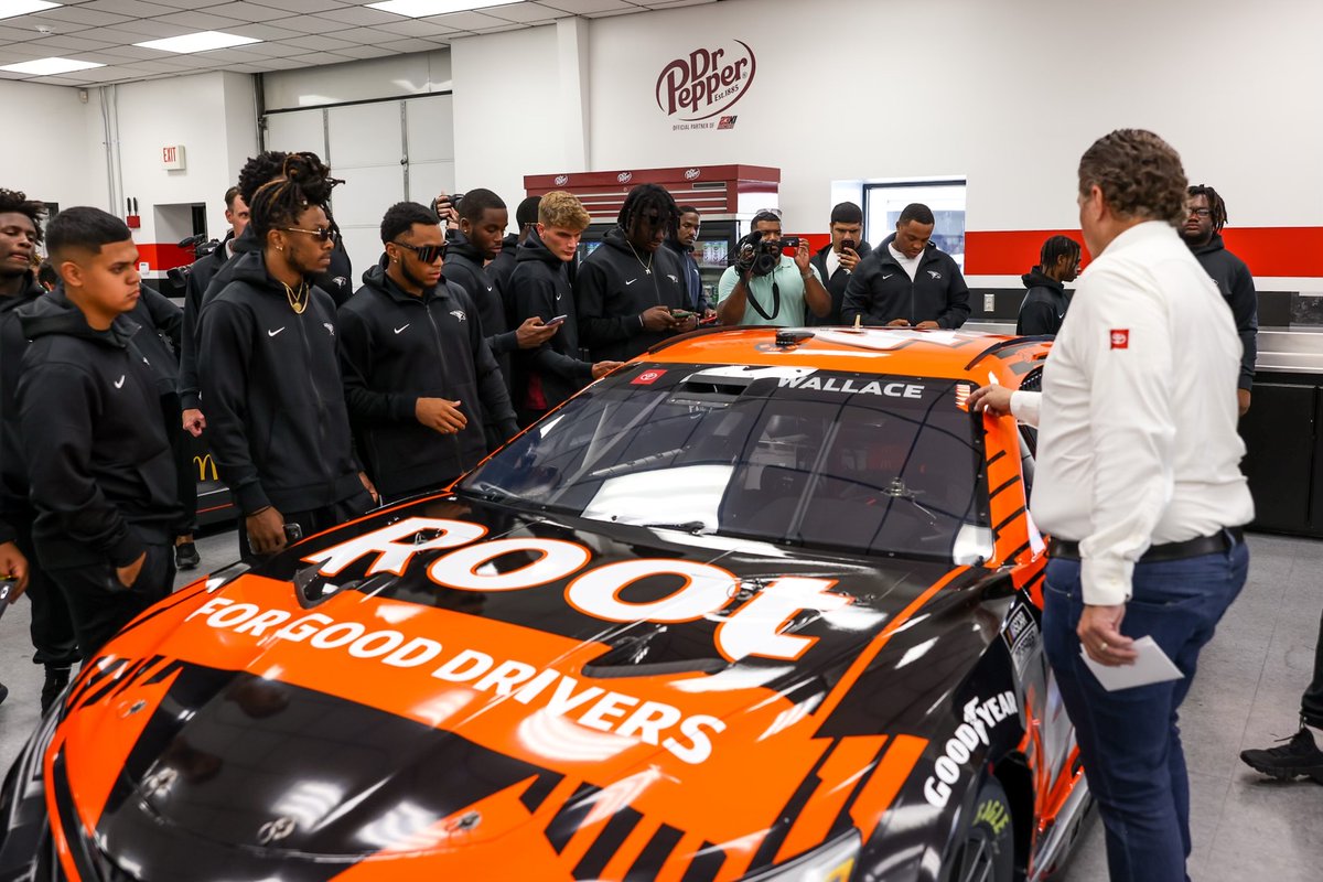 BUBBA WALLACE hung out with the @NCCU_Football team at @23XIRacing on Thursday, as part of the @DukesMayoBowl festivities. (photos courtesy of the Charlotte Sports Foundation @CLTSports) @BubbaWallace #EaglePride #NCCU