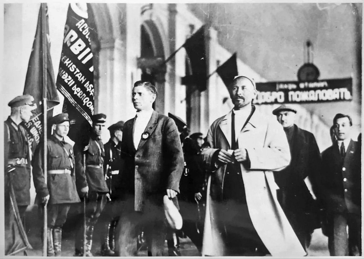 Did you know that on September 1, 1930, #Tashkent became the capital of the Uzbek SSR, replacing #Samarkand in this role? The photo shows Yuldash Akhunbabaev, chairman of the Central Executive Committee (in front), during the relocation of government from Samarkand to Tashkent.